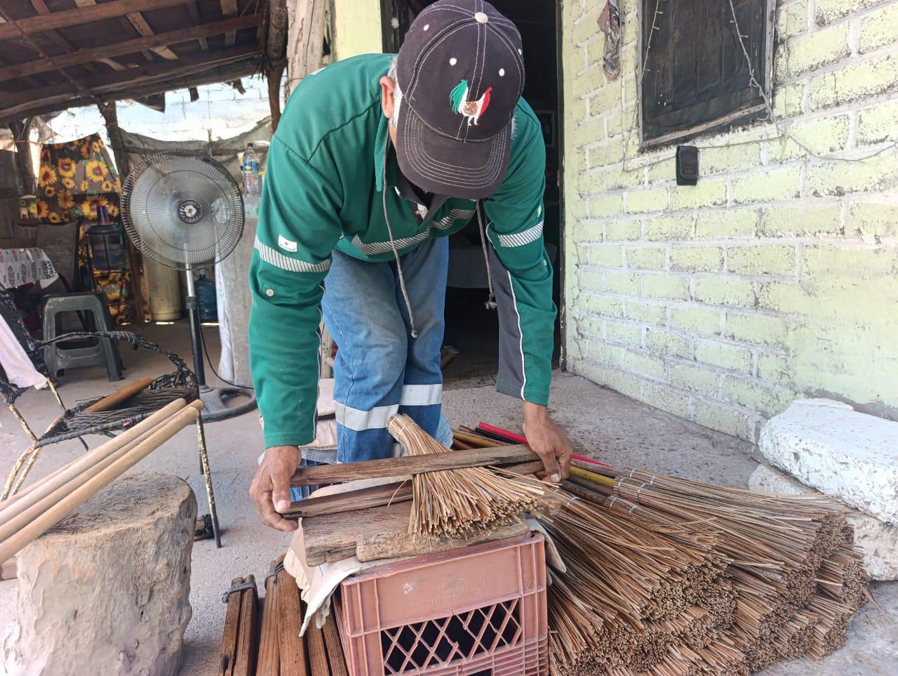 $!Pablo conserva el tejido de escobas de palapa de coco en Escuinapa