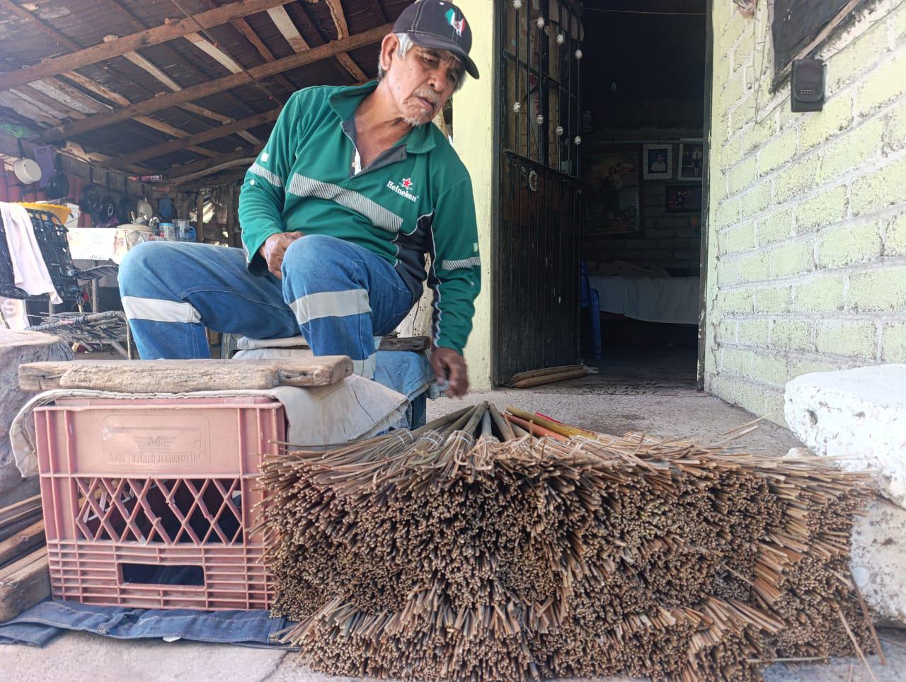 $!Pablo conserva el tejido de escobas de palapa de coco en Escuinapa
