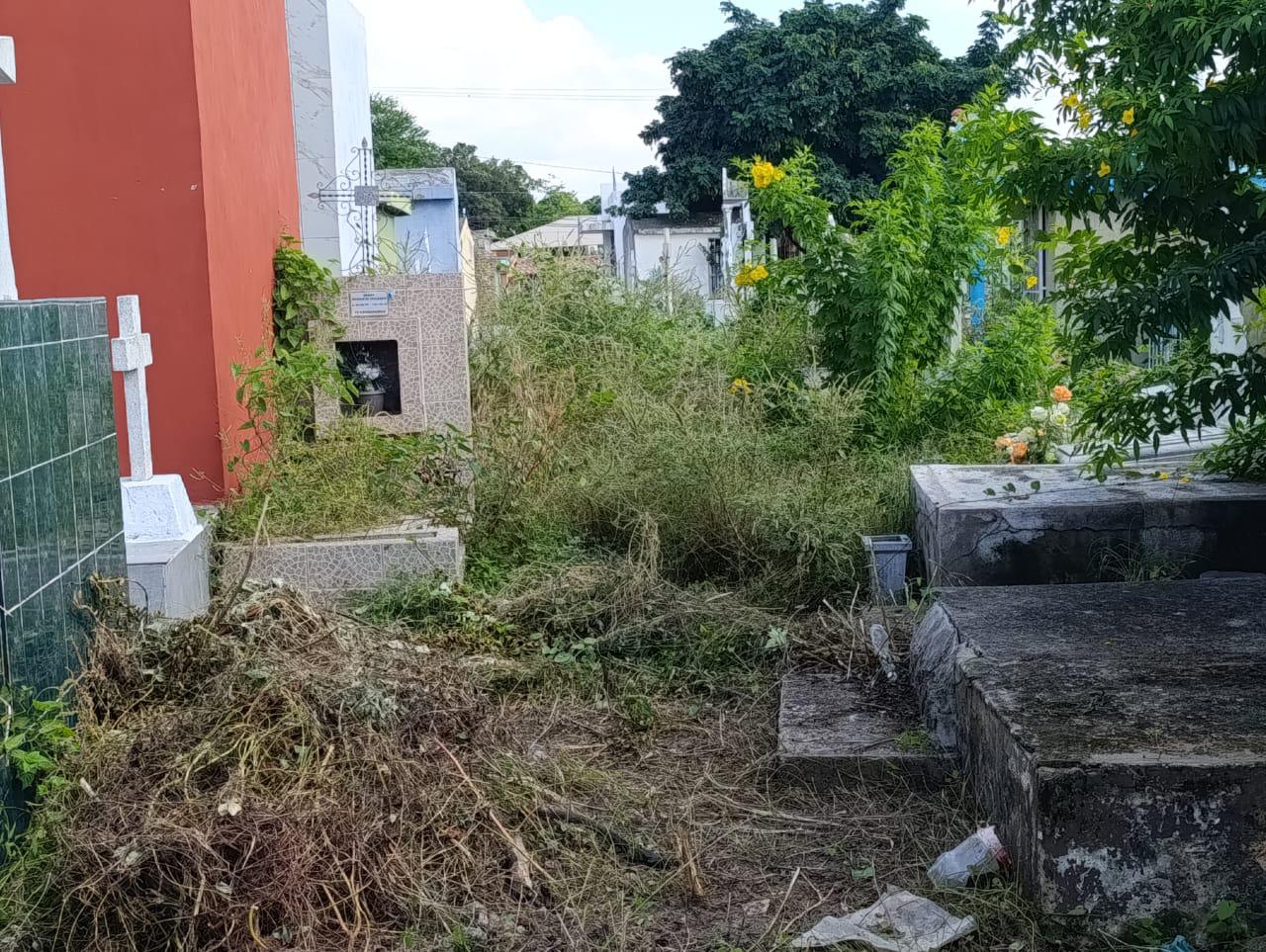 $!A unos días del Día de Muertos, el panteón municipal en Escuinapa se mantiene con maleza y basura