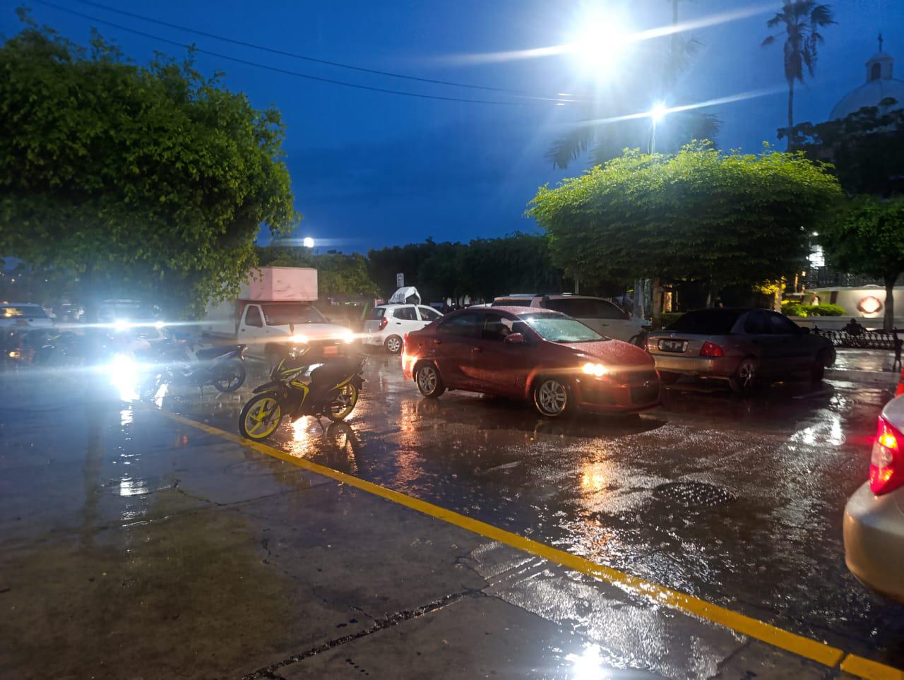 $!Lluvia intensa cae en Escuinapa tras jornada soleada