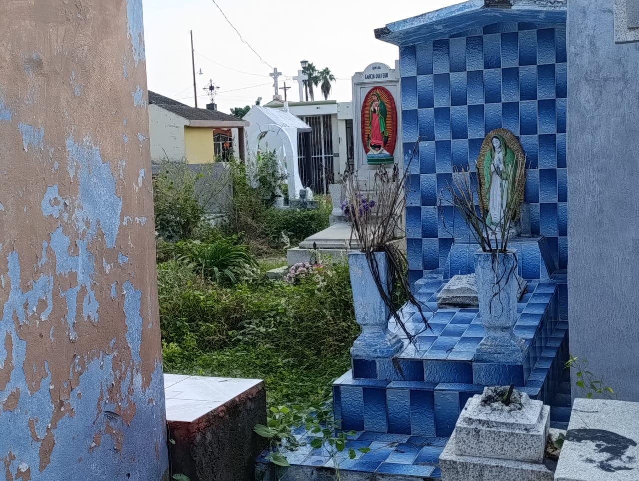 $!A unos días del Día de Muertos, el panteón municipal en Escuinapa se mantiene con maleza y basura