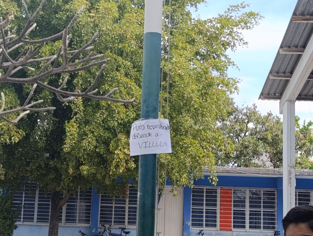 $!Acusan a director de Secundaria de mandar a estudiantes a quitar cartulinas con acusaciones de acoso contra profesor