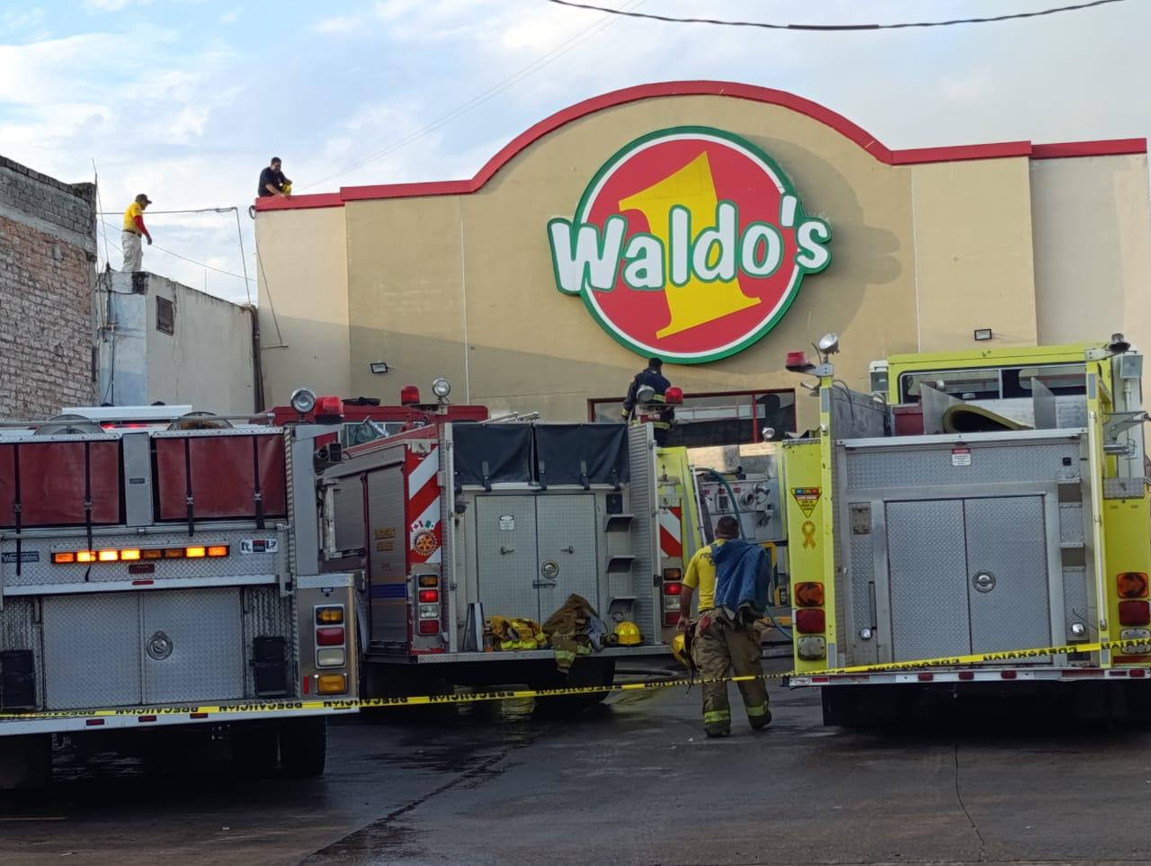 $!Se incendia tienda de autoservicio en Centro de Escuinapa