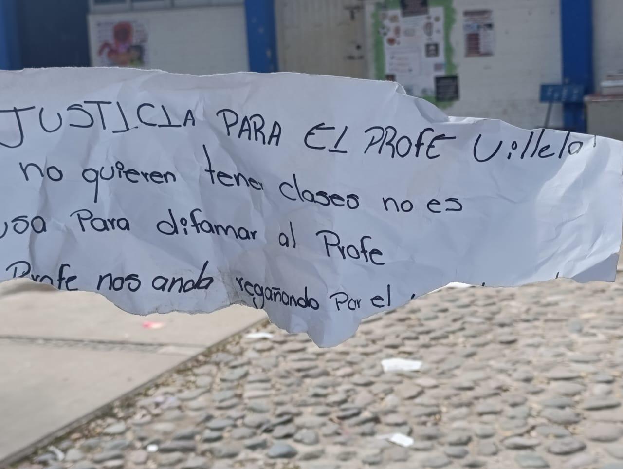 $!Acusan a director de Secundaria de mandar a estudiantes a quitar cartulinas con acusaciones de acoso contra profesor