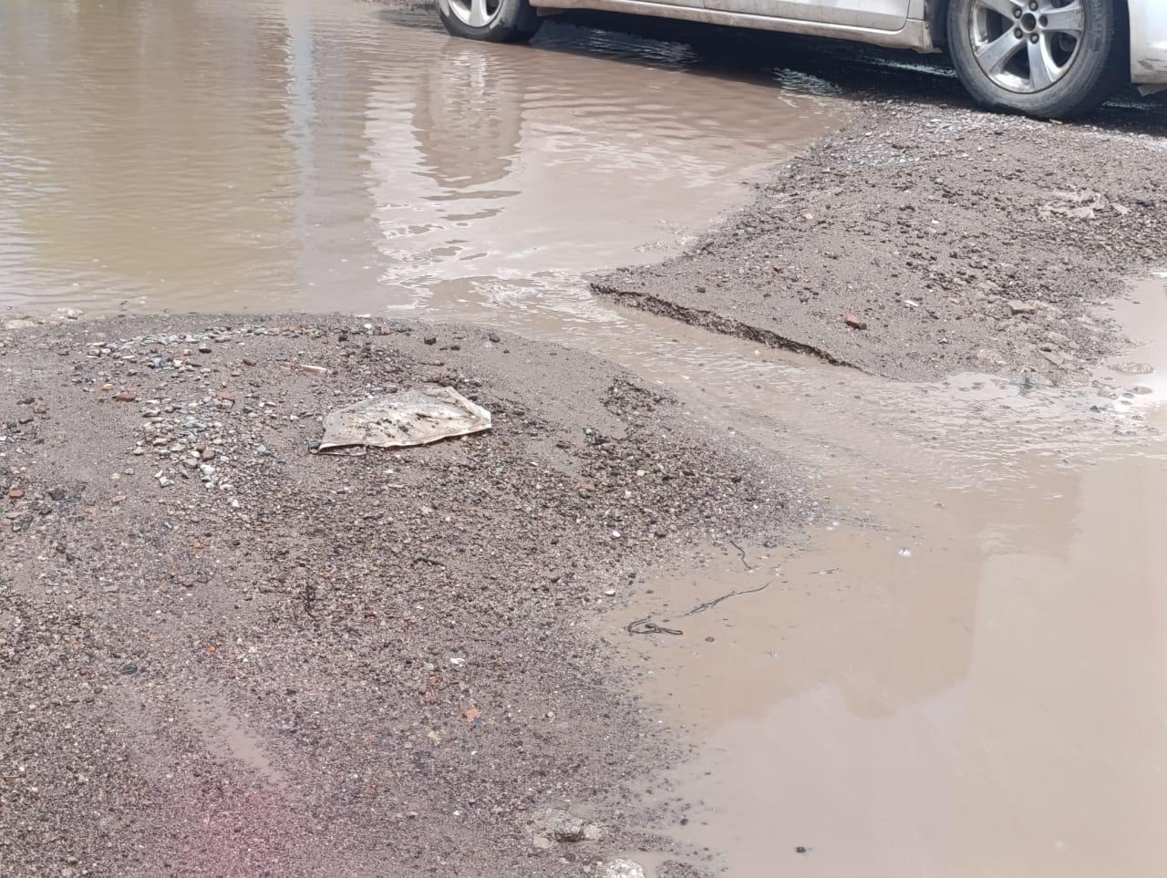 $!Urgen vecinos a autoridades atiendan problemática de calle inundada, en Escuinapa