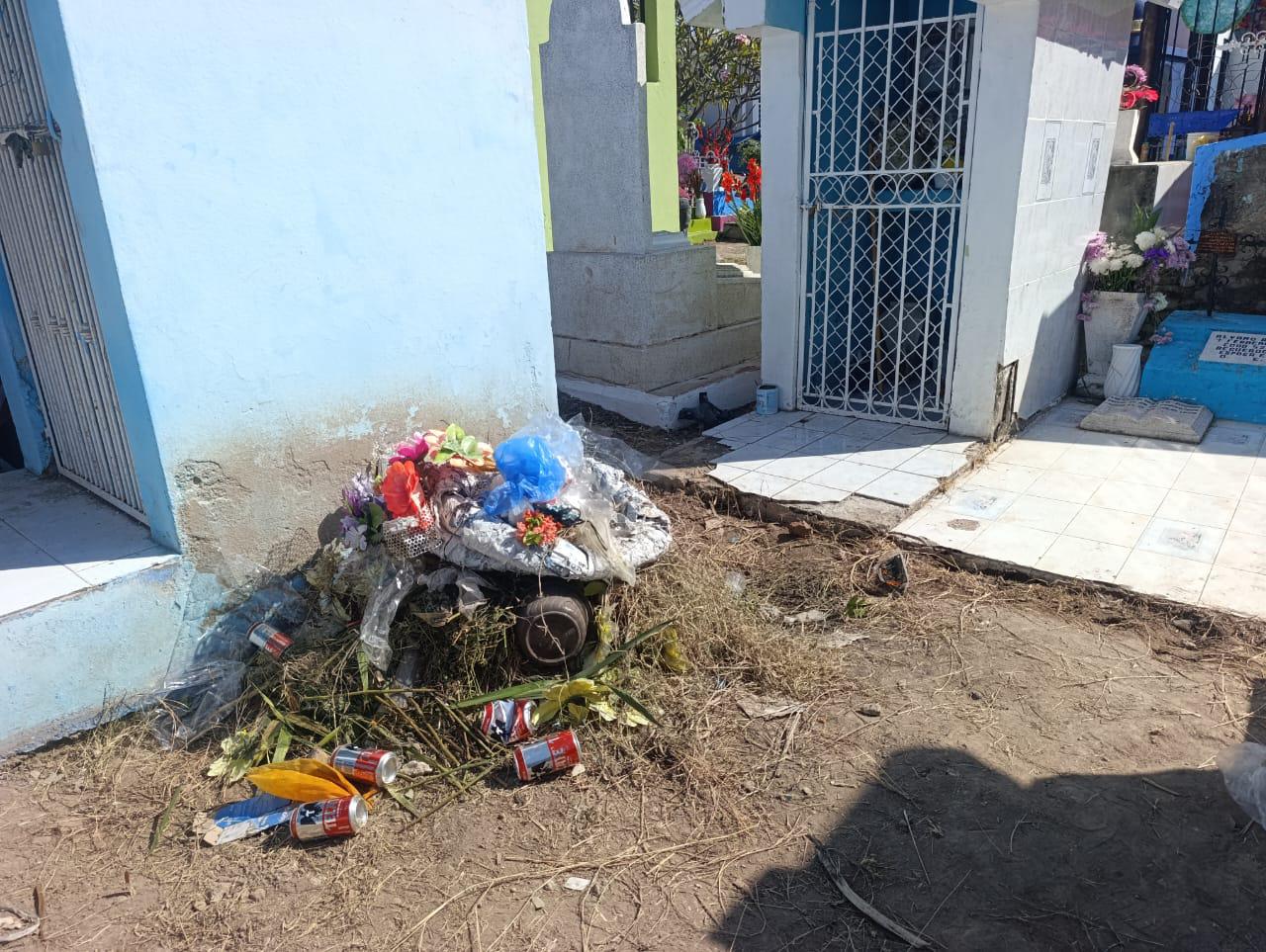 $!Familias reprochan falta de limpieza en el panteón Benito Juárez de Escuinapa