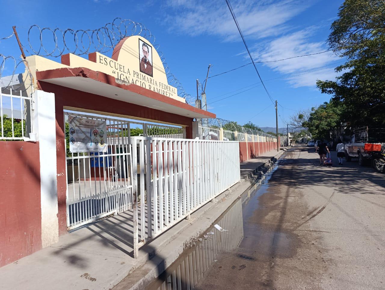 $!Ante rumores de enfrentamientos, en Escuinapa padres recogen a sus hijos de primaria