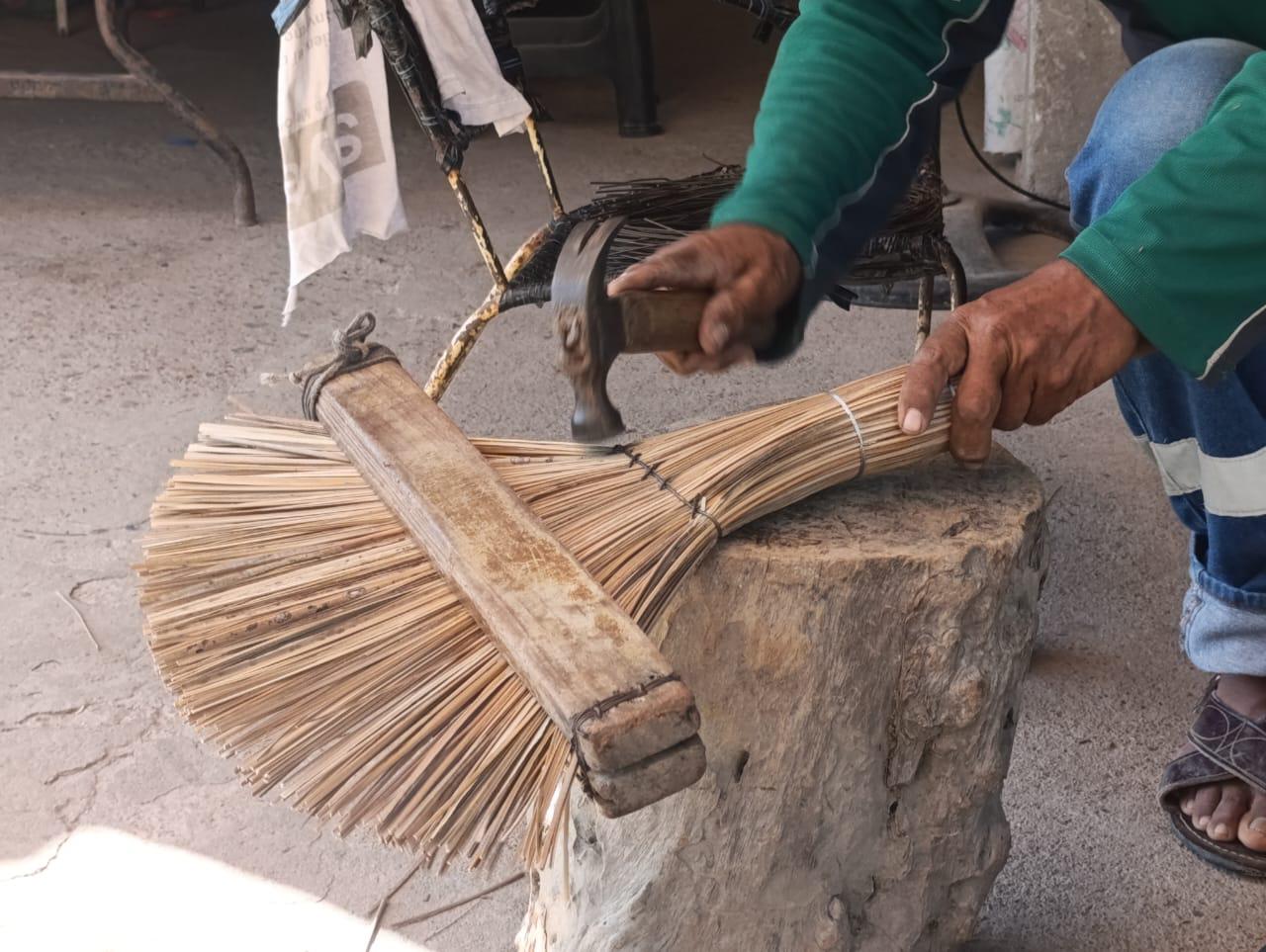 $!Pablo conserva el tejido de escobas de palapa de coco en Escuinapa