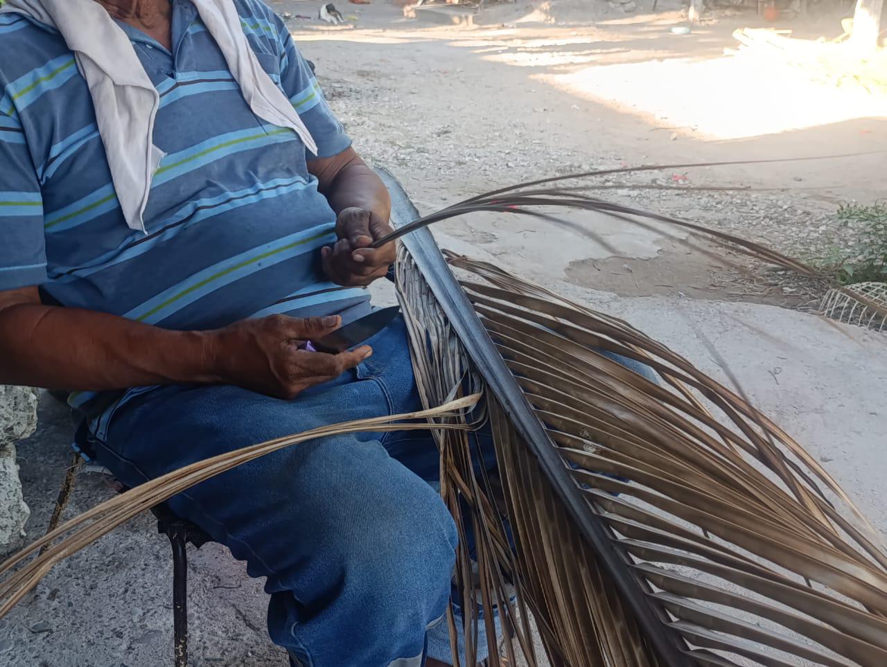 $!Pablo conserva el tejido de escobas de palapa de coco en Escuinapa