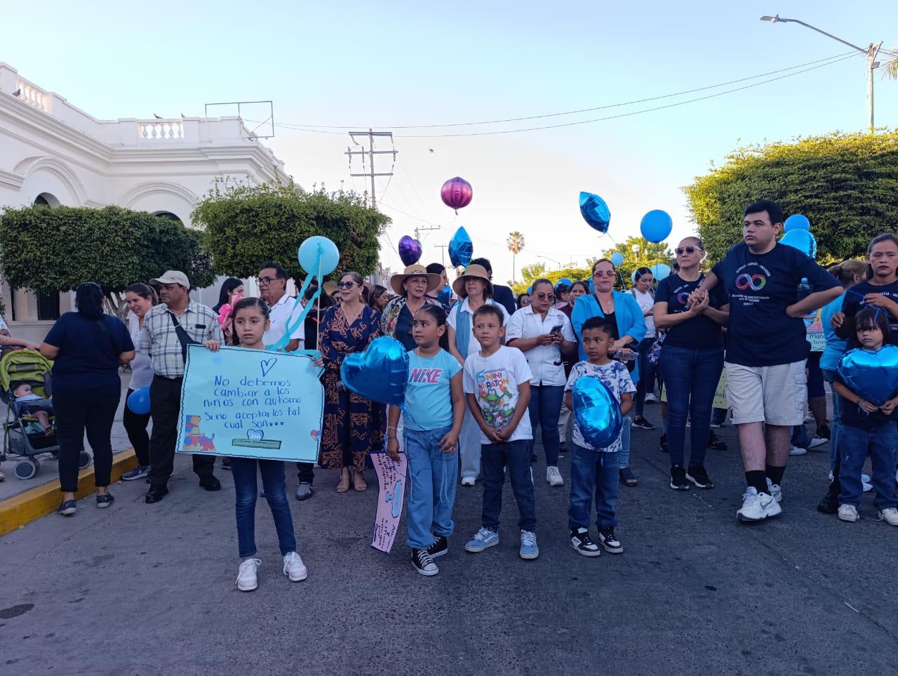 $!Marchan en Escuinapa en busca de inclusión y crear conciencia sobre el autismo