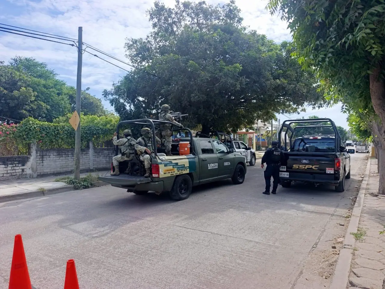 $!Fuerzas federales cierran calles en Escuinapa cercanas a casa donde hallaron explosivos