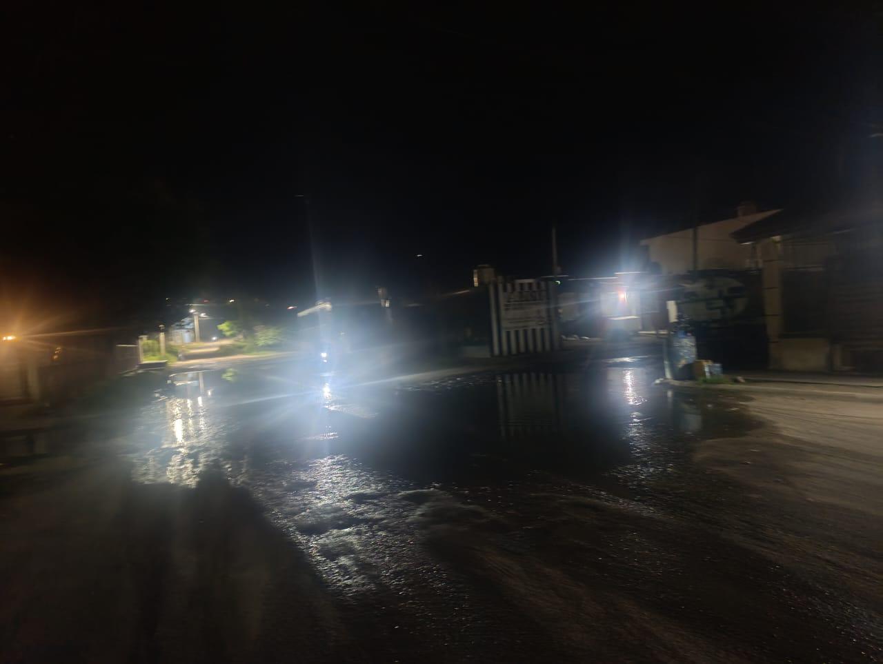 $!Denuncian vecinos en Escuinapa fugas de aguas negras y falta de alumbrado