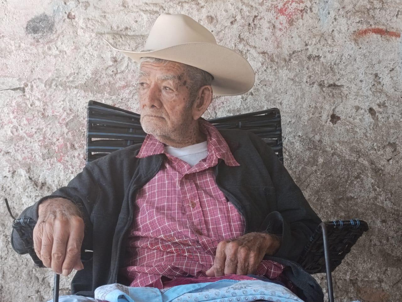 $!Don Polín, el cacahuatero que se extraña en el parque Hidalgo, en Escuinapa