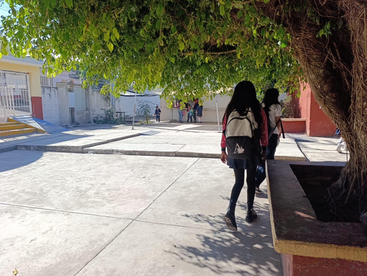 $!Ante rumores de enfrentamientos, en Escuinapa padres recogen a sus hijos de primaria