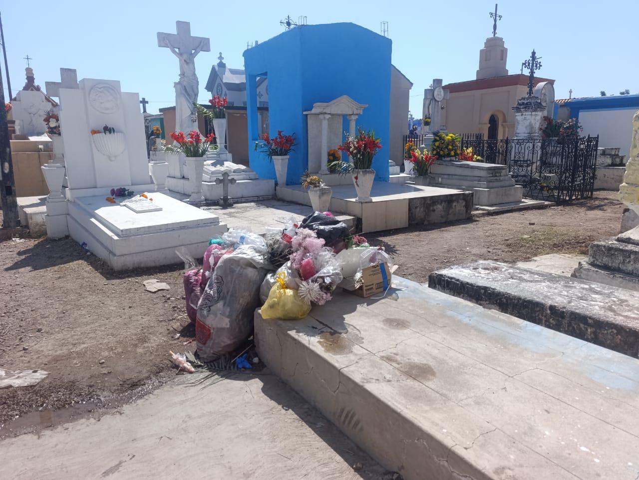 $!Familias reprochan falta de limpieza en el panteón Benito Juárez de Escuinapa