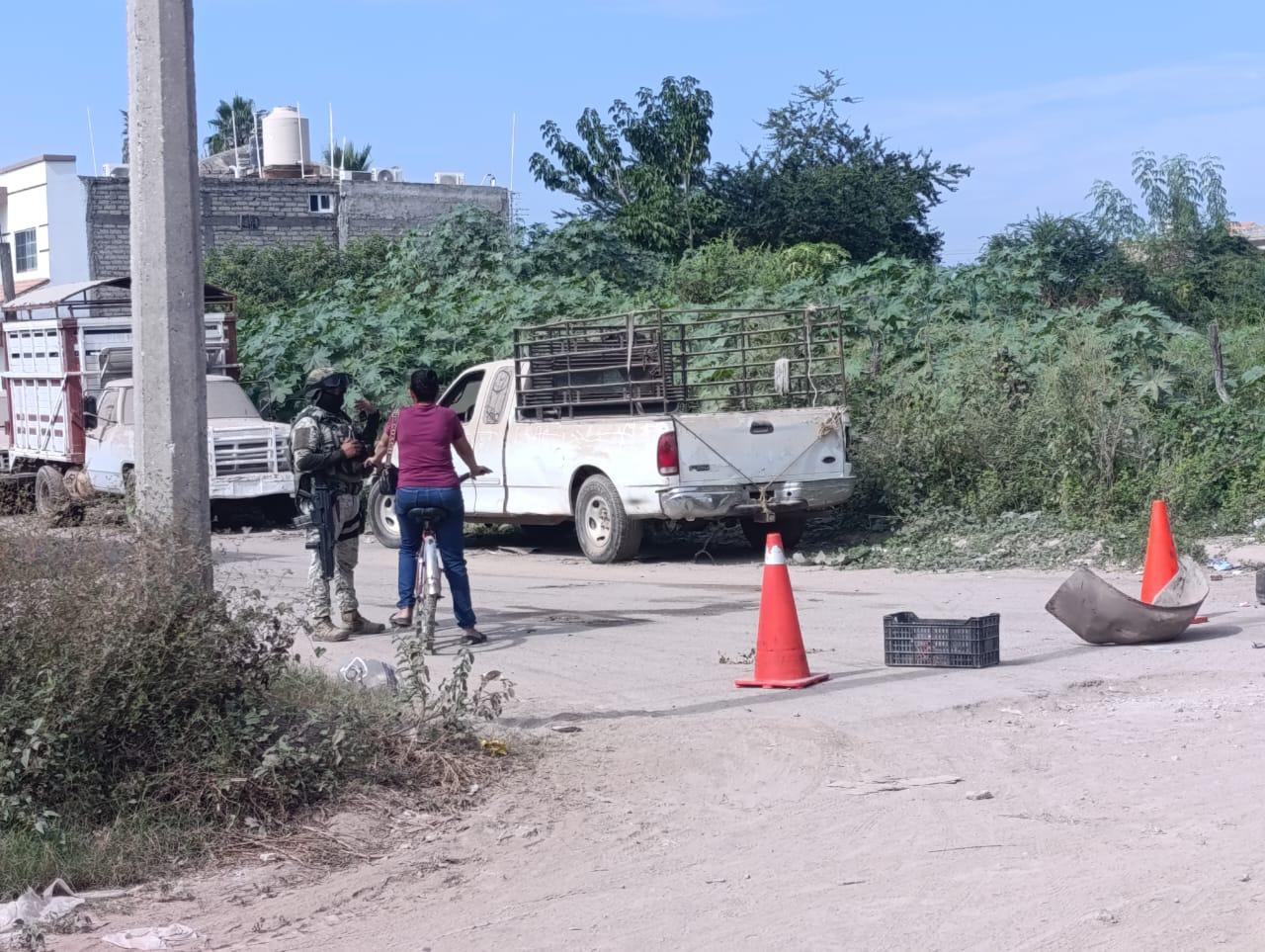 $!Fuerzas federales cierran calles en Escuinapa cercanas a casa donde hallaron explosivos