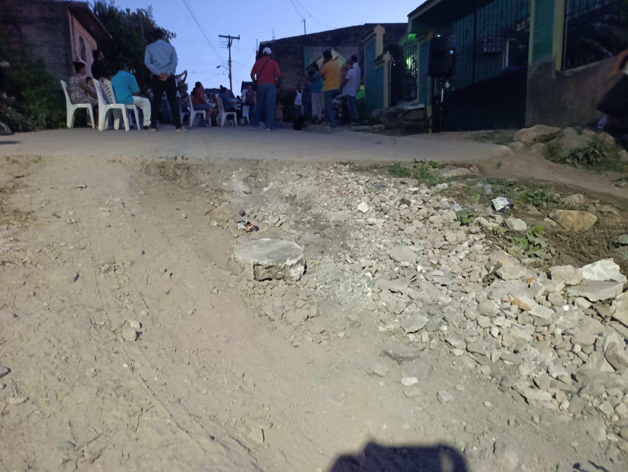 $!Mejorar calles y atender alumbrado, piden vecinos al Gobierno de Escuinapa