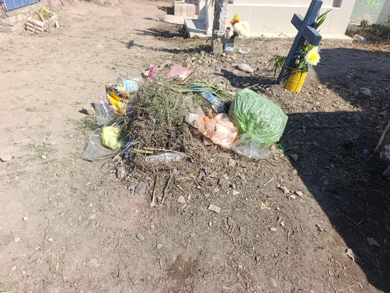 $!Familias reprochan falta de limpieza en el panteón Benito Juárez de Escuinapa