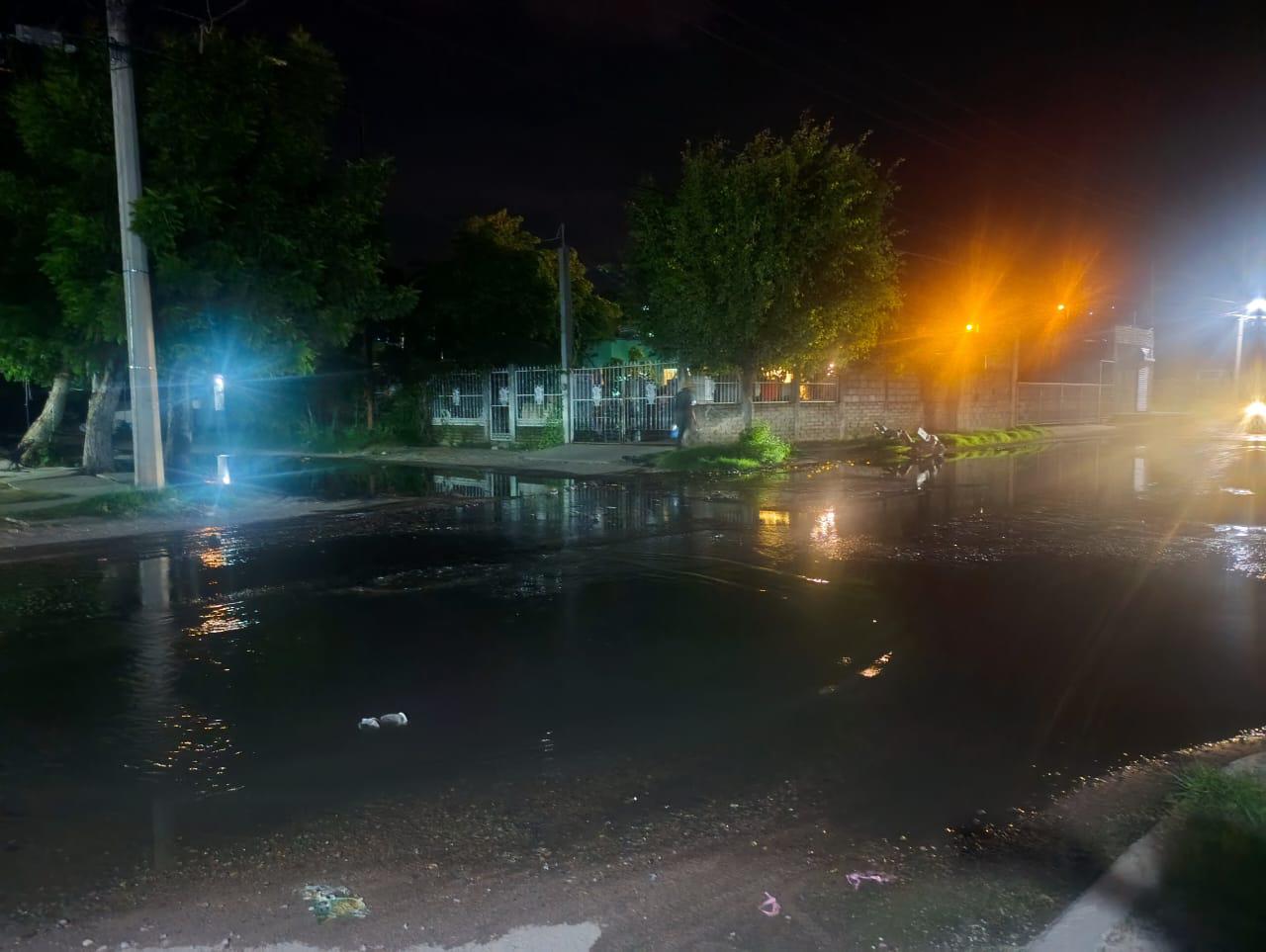 $!Denuncian vecinos en Escuinapa fugas de aguas negras y falta de alumbrado