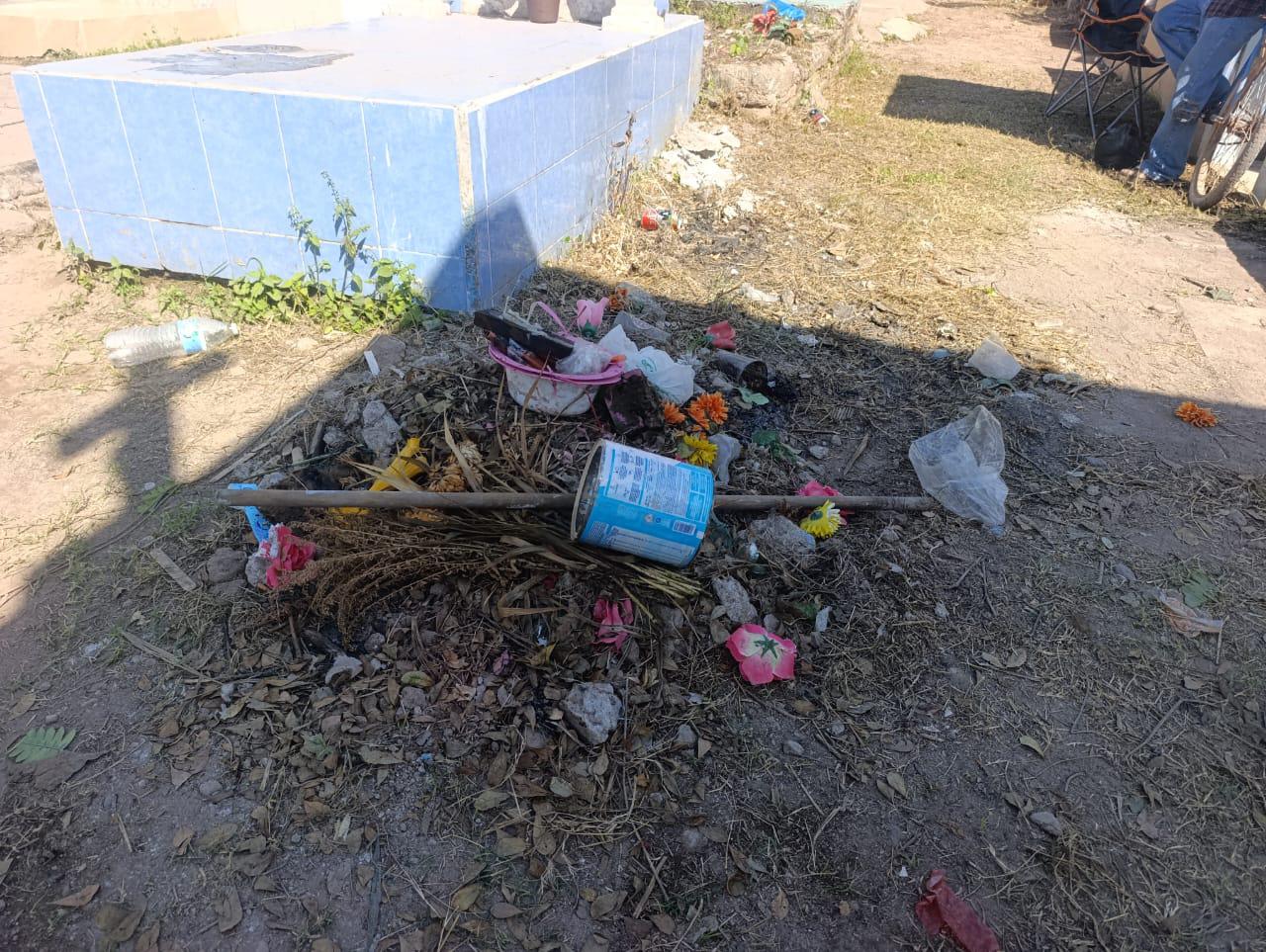 $!Familias reprochan falta de limpieza en el panteón Benito Juárez de Escuinapa