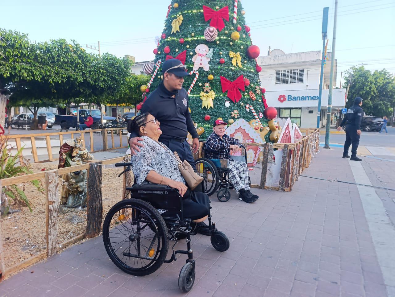 $!Personas adultas mayores del Asilo de Ancianos ‘San Francisco de Asís’, en Escuinapa, celebran el Día de Reyes