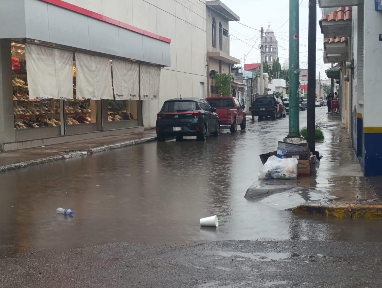 $!Lluvias dañan reencarpetado de avenida en Escuinapa