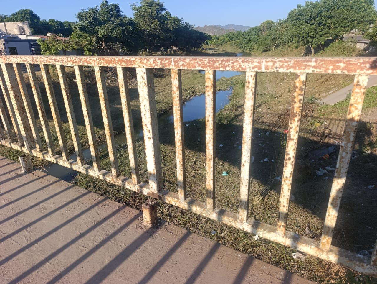 $!En Escuinapa, puente peatonal se ha convertido en un riesgo latente, señalan vecinos