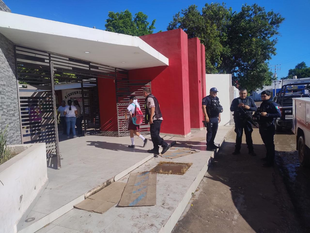 $!Evacúan a casi mil personas por fuga de gas en secundaria de Costa Rica, en Culiacán