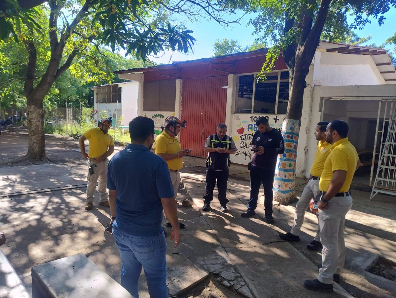 $!Evacúan a casi mil personas por fuga de gas en secundaria de Costa Rica, en Culiacán
