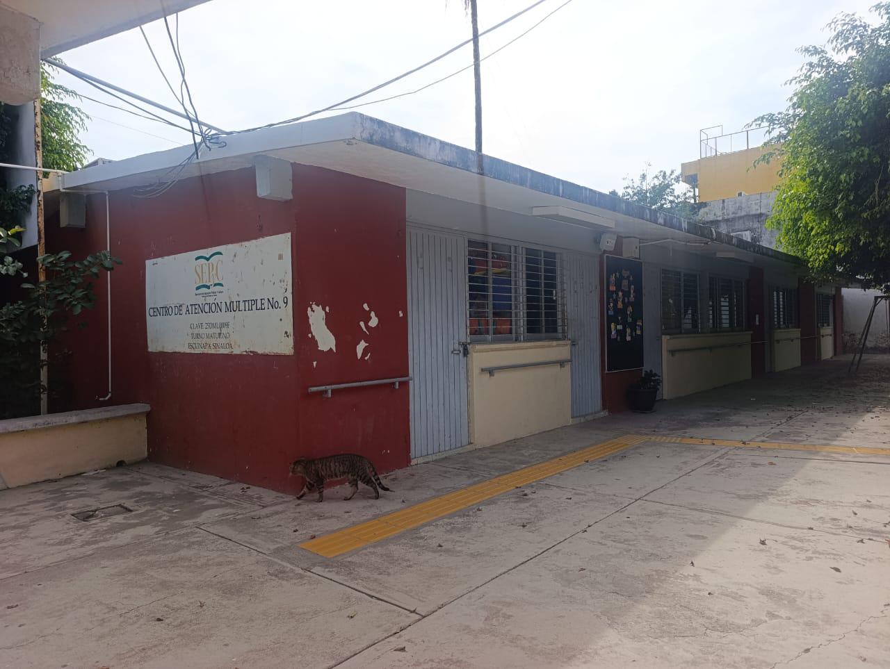 $!Padres de familia toman plantel del CAM 9 en Escuinapa por falta de intendente