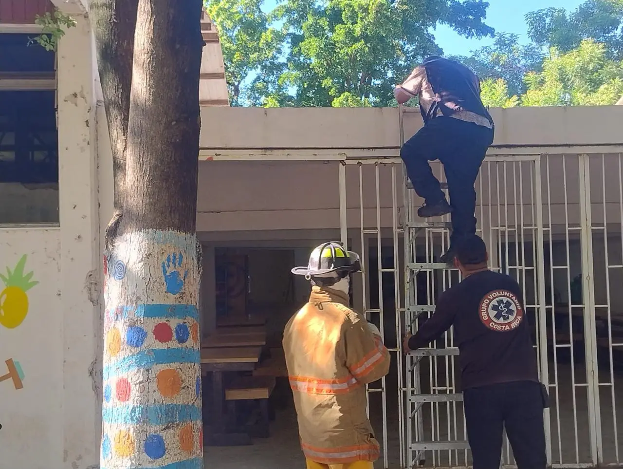 $!Evacúan a casi mil personas por fuga de gas en secundaria de Costa Rica, en Culiacán