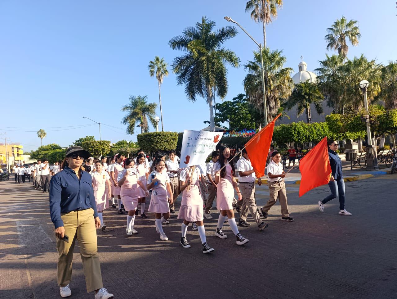 $!Marchan en Escuinapa para conmemorar el Día de la Eliminación de la Violencia contra la Mujer