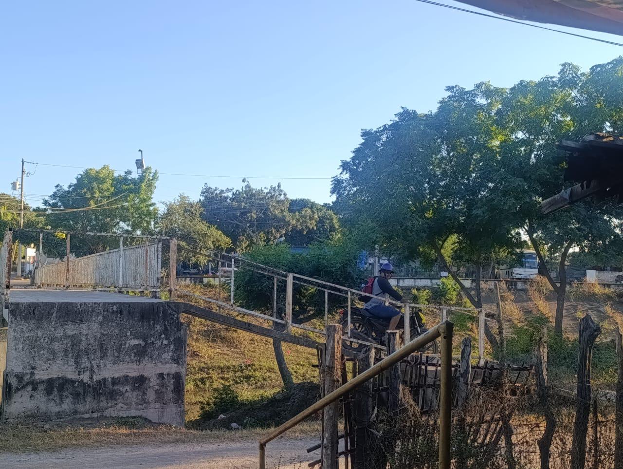 $!En Escuinapa, puente peatonal se ha convertido en un riesgo latente, señalan vecinos