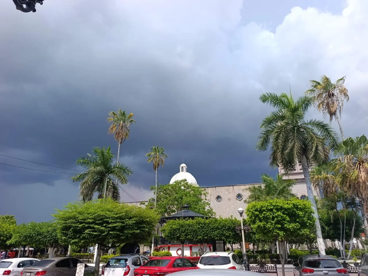 $!Llueve fuerte en el sur de Sinaloa; en Mazatlán las precipitaciones son acompañadas de rachas de viento y apagones