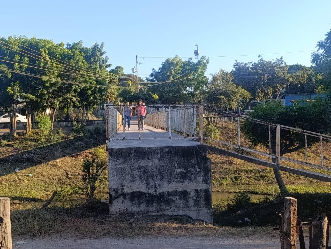 $!En Escuinapa, puente peatonal se ha convertido en un riesgo latente, señalan vecinos