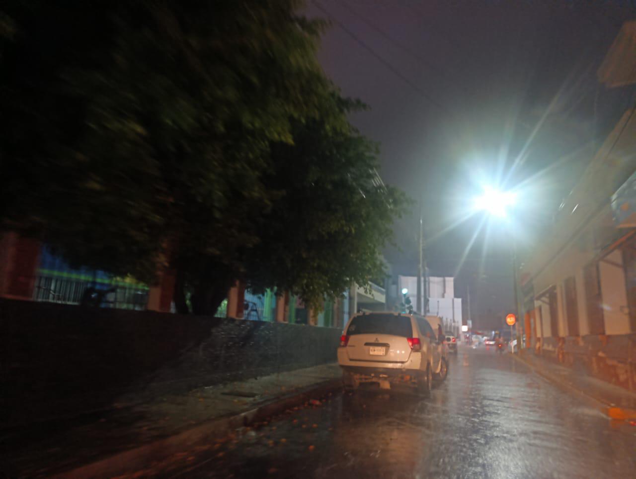 $!Tras días nublados, se registra fuerte lluvia en Escuinapa