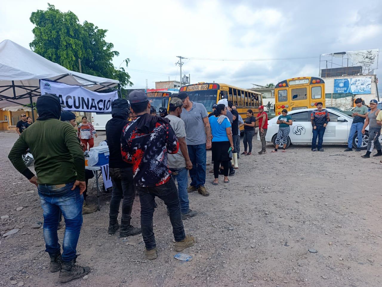 $!Reciben jornaleros, en Escuinapa, vacuna para prevenir casos de sarampión