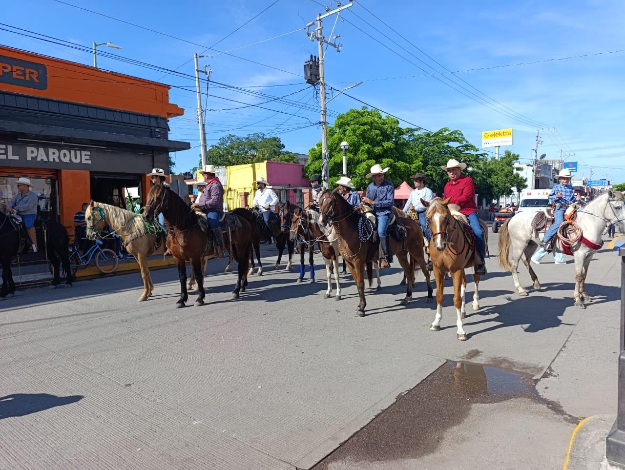 $!Marca desfile de Independencia de México una jornada de calor en Escuinapa