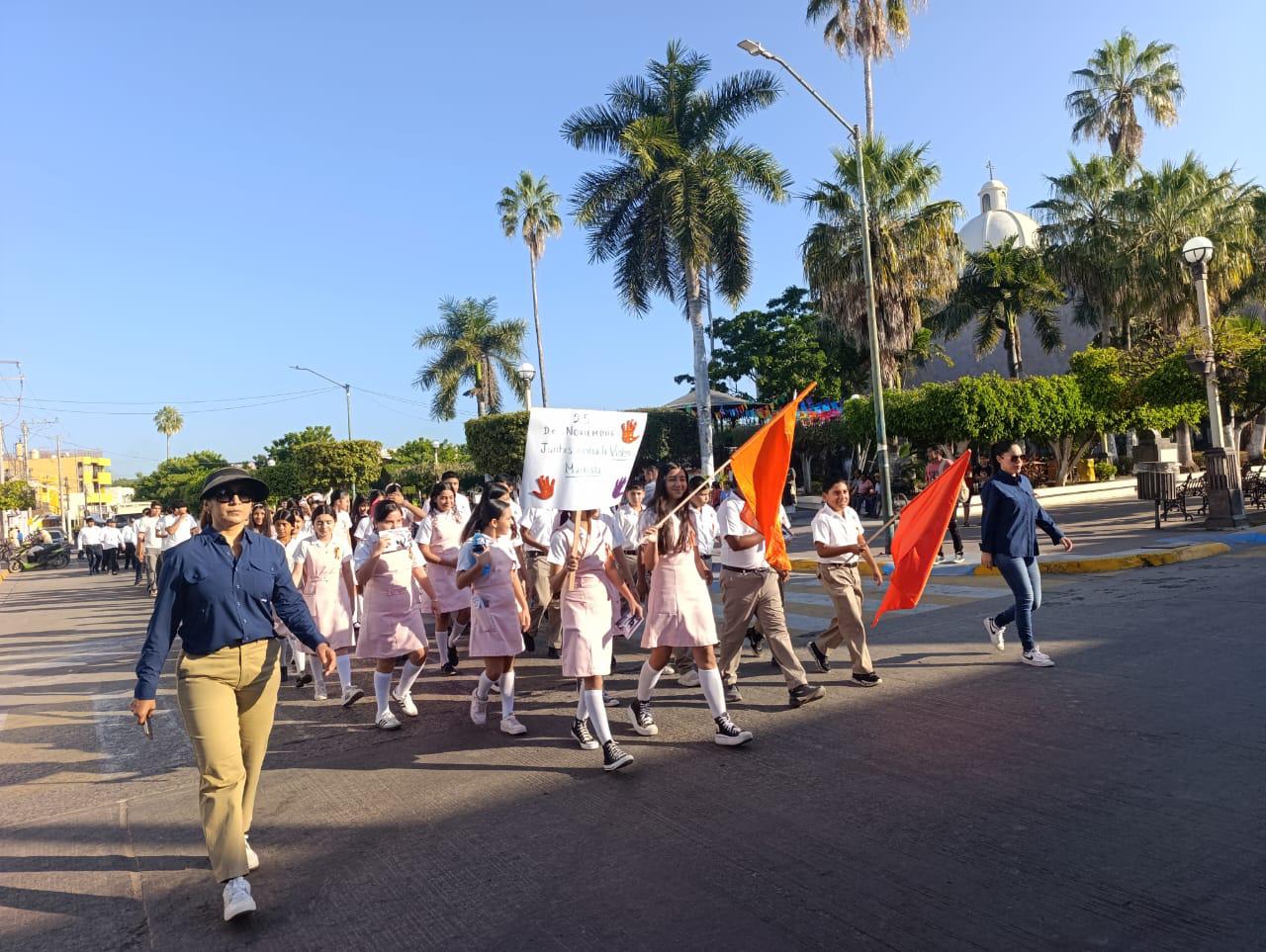 $!Marchan en Escuinapa para conmemorar el Día de la Eliminación de la Violencia contra la Mujer