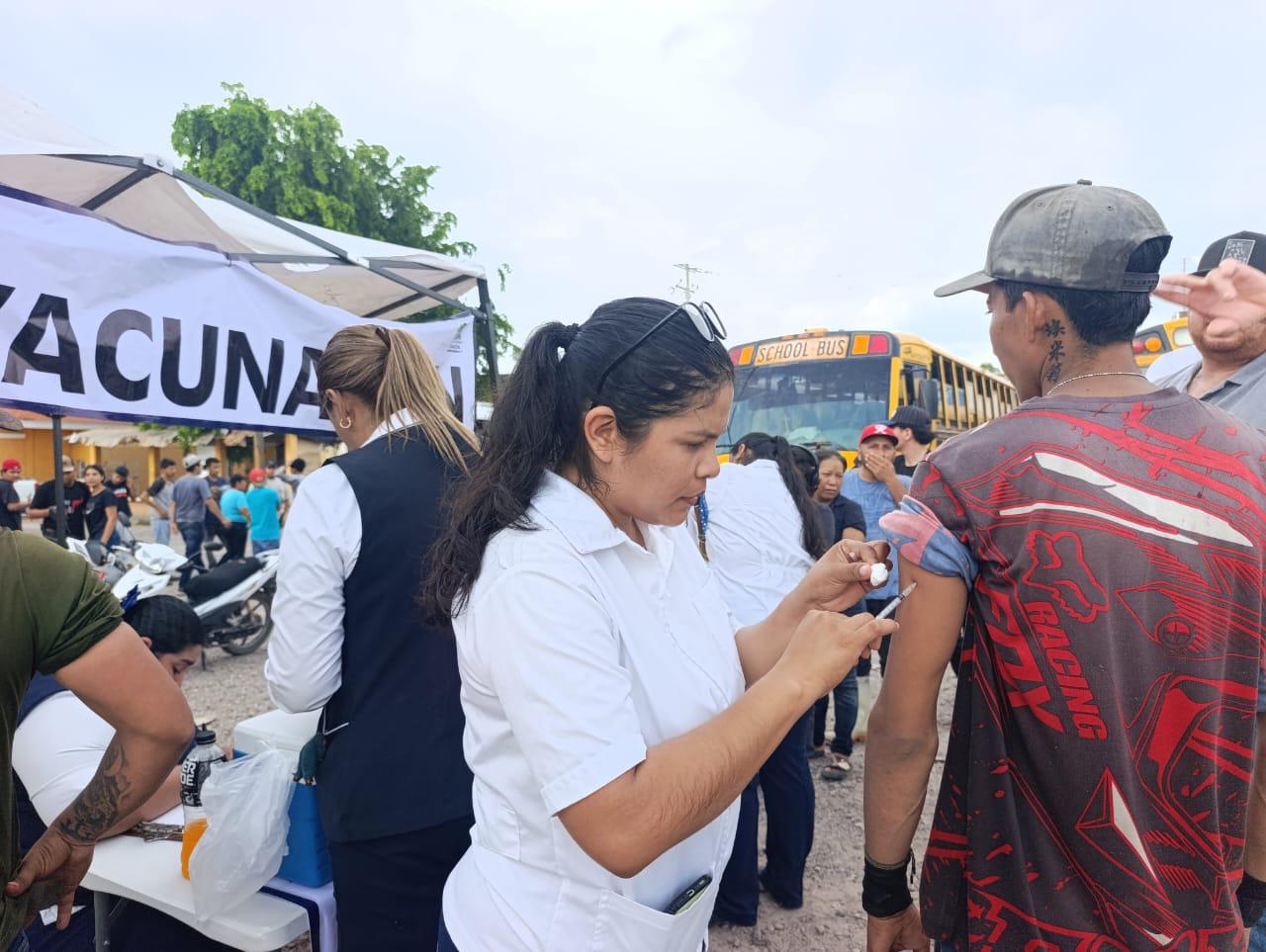 $!Reciben jornaleros, en Escuinapa, vacuna para prevenir casos de sarampión