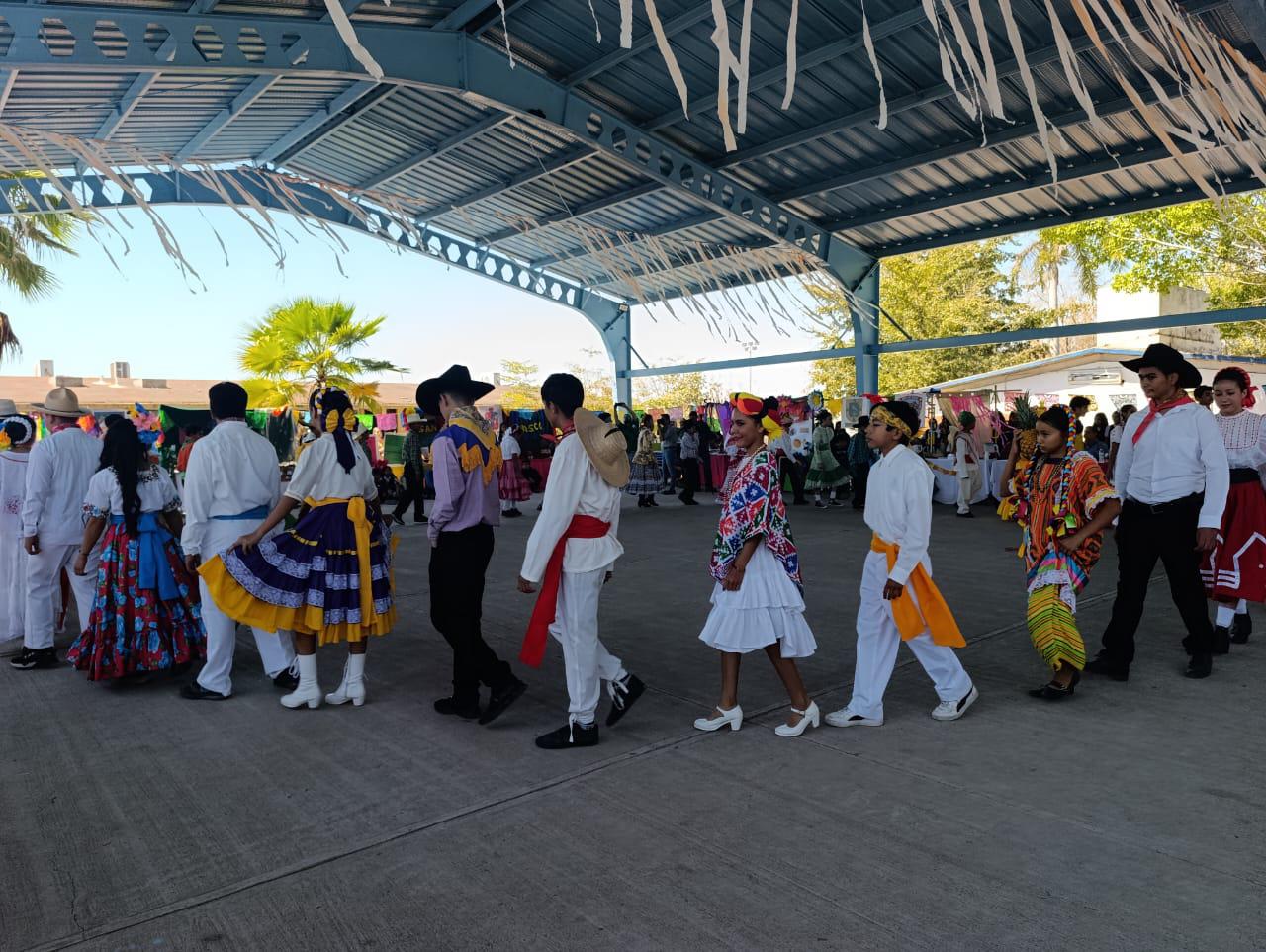 $!En Escuinapa, exponen alumnos de secundaria la diversidad cultural de México