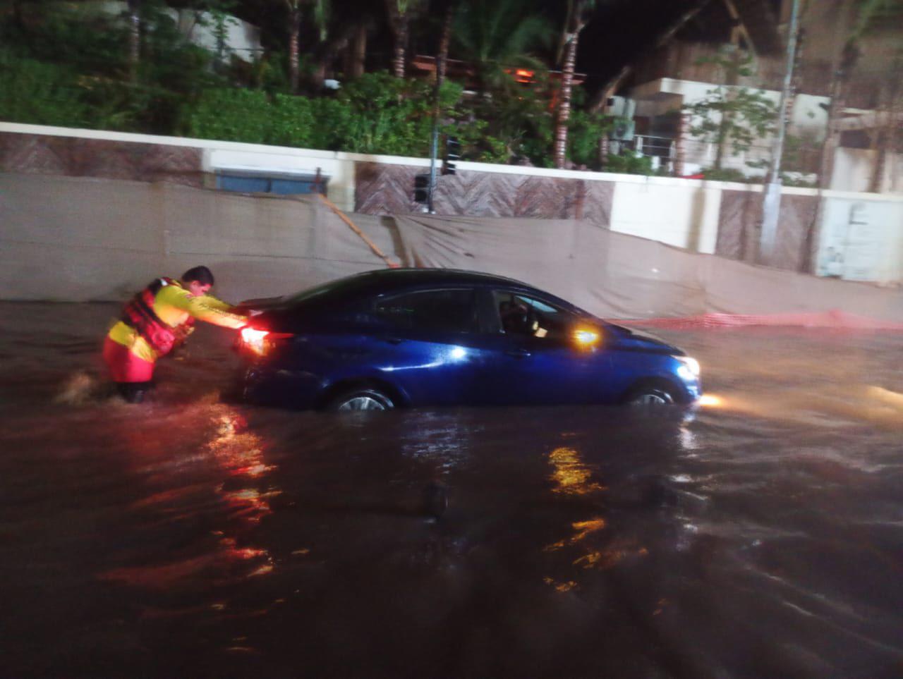 $!En Mazatlán, dejan inundaciones viales vehículos varados y familias trasladadas a sus hogares u hoteles