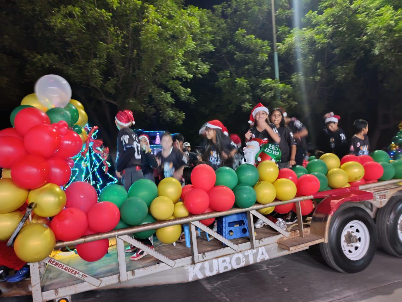 $!Encienden el árbol y realizan desfile navideño en Escuinapa