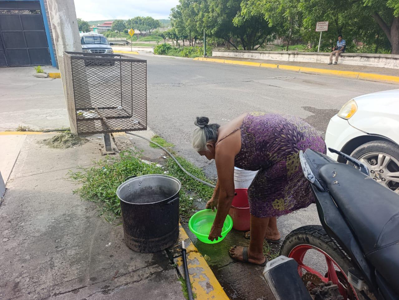 $!Por necesidad, utiliza doña Socorro una toma de agua de más de 50 años