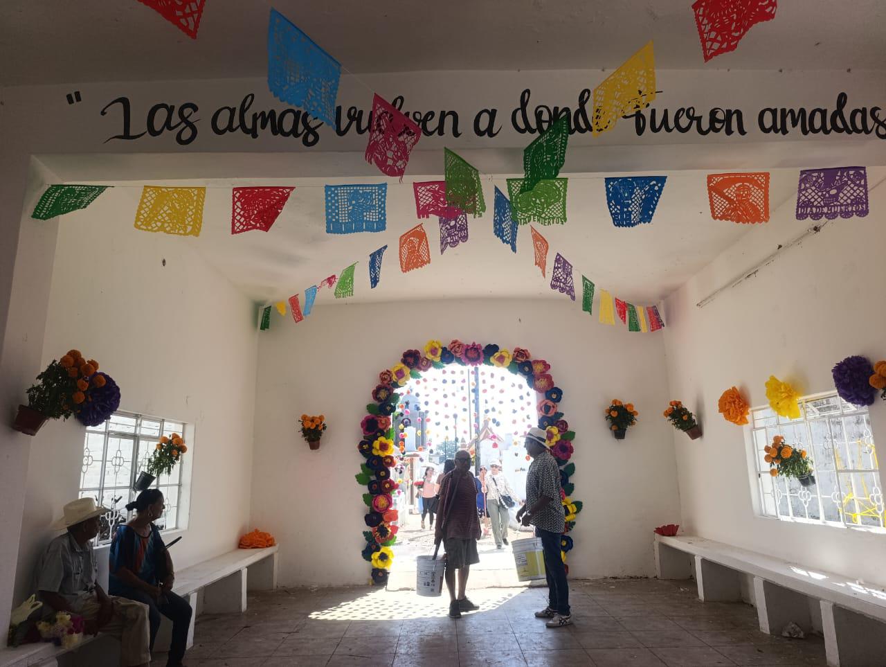 $!Escuinapa honra a sus difuntos entre flores, música y convivencia en el panteón Benito Juárez