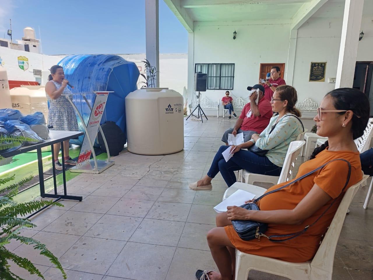 $!Benefician a 200 familias con tinacos y cisternas en Escuinapa