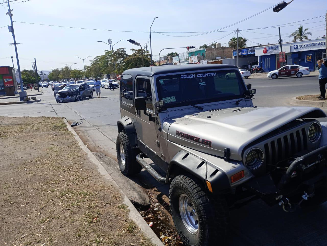 $!Aparatoso choque entre dos vehículos deja cuantiosos daños materiales en Mazatlán