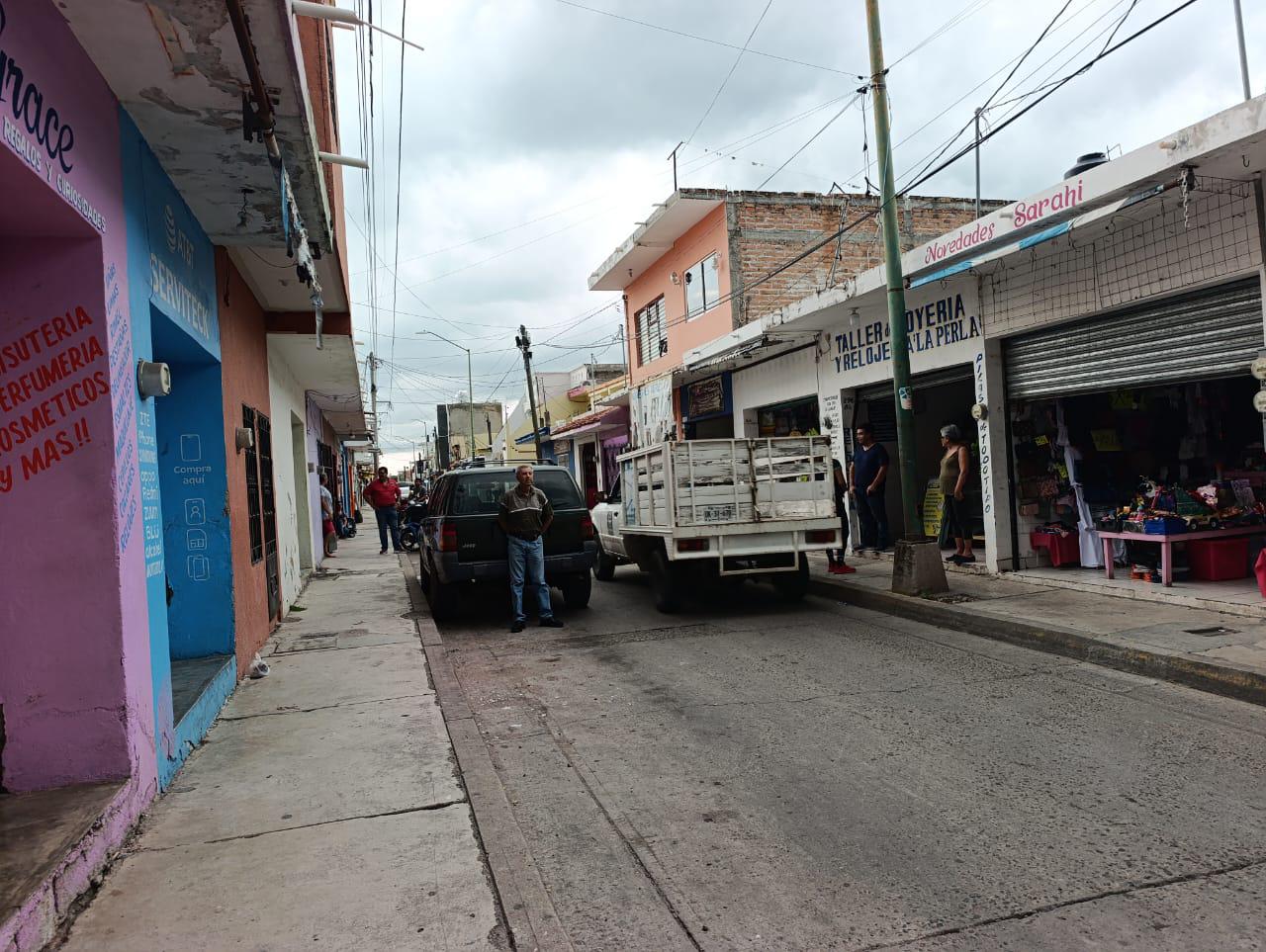 $!Tras la desconexión de un transformador, comercios del Centro se encuentran sin energía eléctrica, en Escuinapa