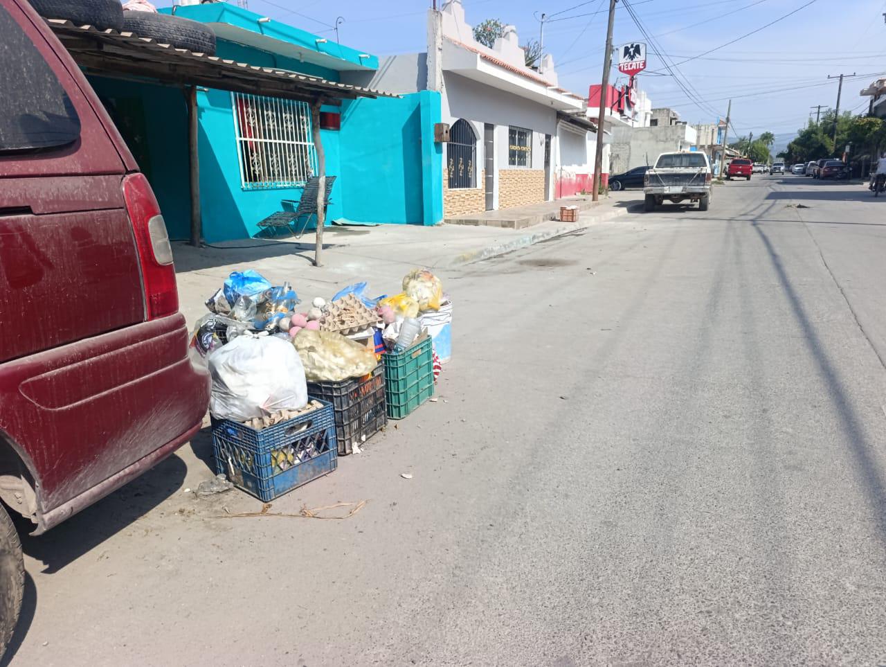 $!Tienen vecinos de la Emiliano Zapata, en Escuinapa, 9 días sin que pase el camión recolector de basura