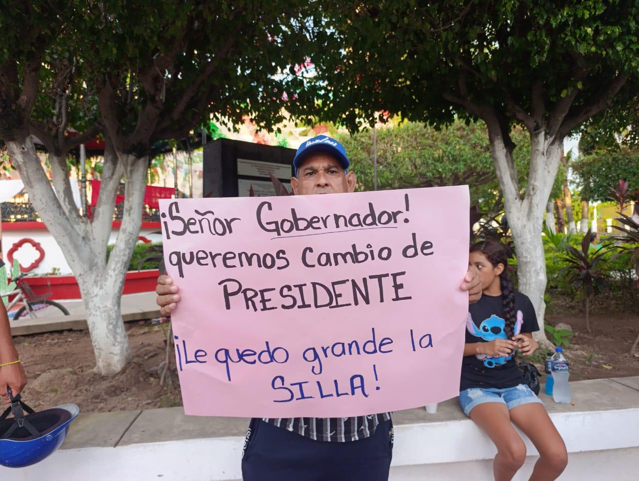 $!Vecinos de Escuinapa exigen explicaciones por destitución de gerente de Jumapae